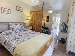 Relaxing Studio - Sauna - Luxe Bed - Pet-Friendly - 7