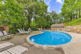 Cobbly Nob Resort Cabin w/ Mtn-View Deck & Hot Tub - 8