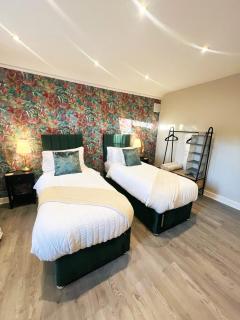 Lewisham - Southeast London - Stunning 5 Bedroom House - Sleeps up to 10 guests - Business - Contractors - Families - Leisure - - 8