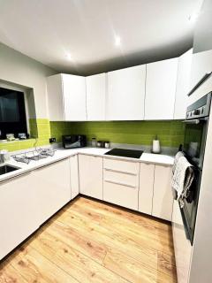 Modern 5 Bedrooms House in London - Guests up to 10 Sleeps - Business - Contractors - Families - Leisure - Fast Wi-Fi - Parking - Garden - 9