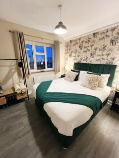 Elegant 5 Bedroom House in London - Sleeps up to 10 guests - Business - Contractors - Families - Leisure - WiFi - Parking - Garden - 0