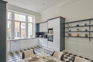 Luxe Mayfair Duplex - Spacious 3BR Serviced Apartment - 5