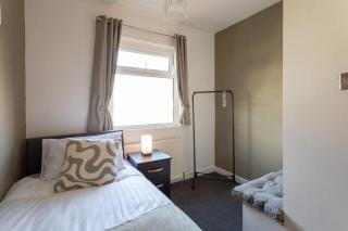 Brand New 5 Bed Home, Wolverhampton - Wolverhampton - 5