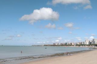 Espaçoso apartamento na praia de Ponta Verde - Maceió - 3