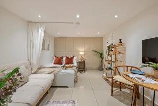 Chic Retreat in Little Venice - London - 6