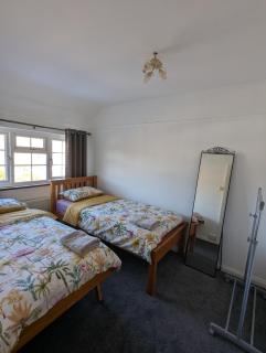 Cosy 2 bedroom home - Tadworth - 4