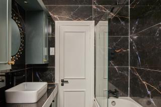 Luxe Mayfair Duplex - Spacious 3BR Serviced Apartment - 7