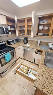 NEW Top corner 2-story one bedroom condo Venetian Vacation La Jolla luxury furnished central near beach and UTC mall - San Diego - 7