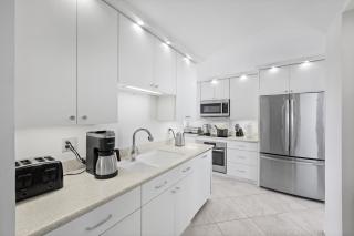 Two-balcony beachfront condo with pool/tennis/grills - 1