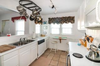 Sea Charm - Downtown, Screened porch! - Chincoteague - 7