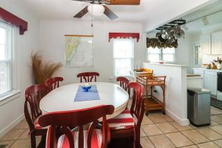 Sea Charm - Downtown, Screened porch! - Chincoteague - 5