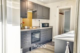 Bright and Warm 3-beds Home in Lincoln by Renzo, Driveway Parking, Sleeps 6! - Lincoln - 6