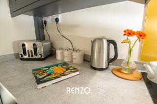 Bright and Warm 3-beds Home in Lincoln by Renzo, Driveway Parking, Sleeps 6! - Lincoln - 4