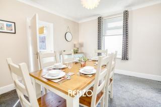Bright and Warm 3-beds Home in Lincoln by Renzo, Driveway Parking, Sleeps 6! - Lincoln - 2