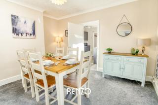 Bright and Warm 3-beds Home in Lincoln by Renzo, Driveway Parking, Sleeps 6! - Lincoln - 3
