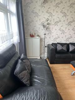 Signature, Scratby - Two bed chalet, sleeps 7, free Wi-Fi, bed linen and towels included, pets welcome and onsite entertainment available - Scratby - 2