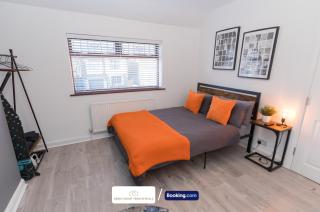Award-Winning Four Bedrooms House, Parking, WiFi By Derby Short Term Rental Short Lets & Serviced Accommodation Derby - 2