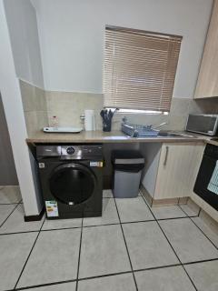 Cozy Apartment In Fourways - 4