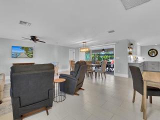 Heated Pool, Gulf Access, Dock, Tiki Hut - The Lucky Pelican - Roelens - Cape Coral - 3