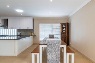 Gem with indoor jacuzzi and braai - 1