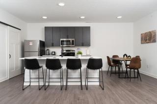 Sunrise Glow Spacious 2BR 2BA 2 King Beds Gym WFH - Whitestown - 3