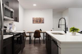 Sunrise Glow Spacious 2BR 2BA 2 King Beds Gym WFH - 2