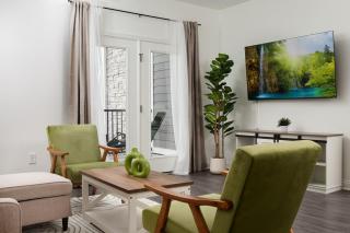 Golden Sun Spacious 1BR Pond View King Bed WFH Gym - 0