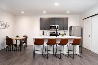 Sunrise Glow Spacious 2BR 2BA 2 King Beds Gym WFH - 2
