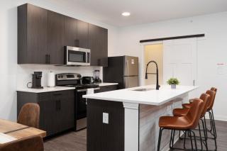 Sunrise Glow Spacious 2BR 2BA 2 King Beds Gym WFH - 1