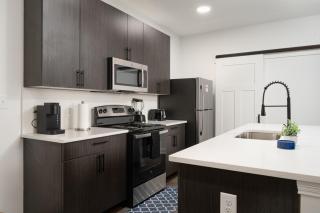 Decadent Haven Spacious 2BR 2BA 2 King Beds WFH GYM - Whitestown - 1