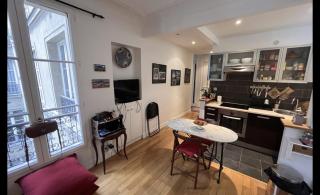 Bright apartment on Rue Ballu - Paris - 8