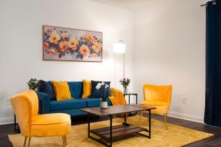 Golden Sun Spacious 1BR Pond View King Bed WFH Gym - 0