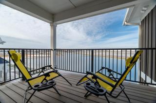 Golden Sun Spacious 1BR Pond View King Bed WFH Gym - 6