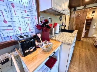 3 Tiny Home Honeymoon Suite Paulita and the Kid Glamping by Vacation Your Way - Hico - 8