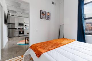 Artistic Loft Rooftop Uptown Montrose Beach GymWFH - Chicago - 3