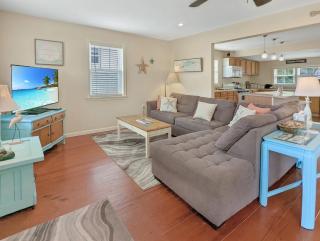 Shell Cottage - Pet friendly, Hot tub, Fenced yard! - 2