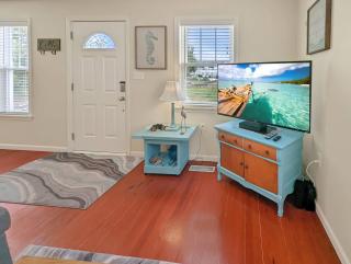 Shell Cottage - Pet friendly, Hot tub, Fenced yard! - Birch Town - 1