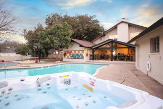 Sleeps 16 Private Pool Sport Court Hot Tub Arcade - San Antonio - 0