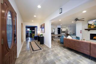 Sleeps 16 Private Pool Sport Court Hot Tub Arcade - San Antonio - 1