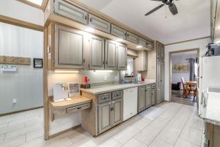 Spacious Holiday Island Escape with Deck and Gas Grill - 9