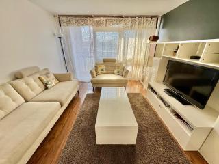 Sleek & Bright balcony Flat Perfect Escape London - 5