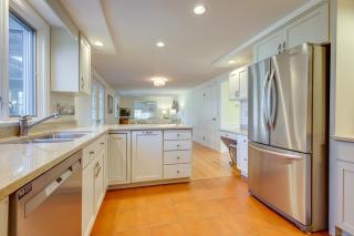 Close to Beaches Gem with Yard and Sunroom in Orleans - Orleans - 4