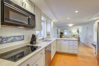 Close to Beaches Gem with Yard and Sunroom in Orleans - Orleans - 3