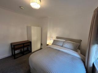 Quiet Double room near Queen Elizabeth hospital and University - 0