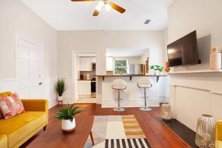 Comfortable Executive Rental by the Park Heated Pool Access 1395 - Savannah - 1