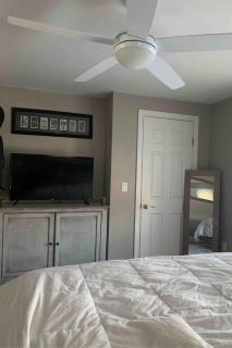 Townhouse Close to Downtown Newport & Beaches - 2