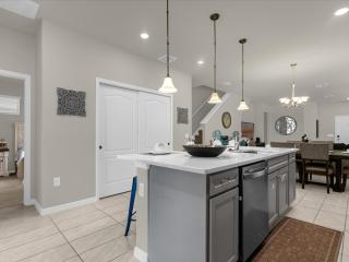 Theme Park Retreat - Lazy River, Pools, Mins to Theme Parks! - 2