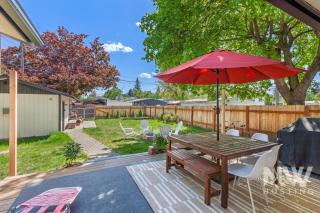 Cozy Downtown Bungalowire Pit Spacious Deck Fenced Yard Walk to Local Dining Bars Shops 1213 - Coeur d'Alene - 0