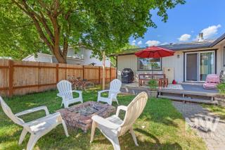 Cozy Downtown Bungalowire Pit Spacious Deck Fenced Yard Walk to Local Dining Bars Shops 1213 - 3