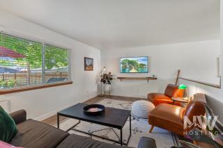 Cozy Downtown Bungalowire Pit Spacious Deck Fenced Yard Walk to Local Dining Bars Shops 1213 - 1